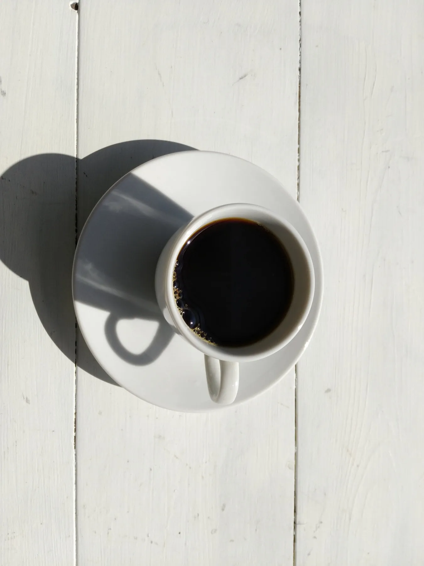 白いテーブルに置かれたコーヒー