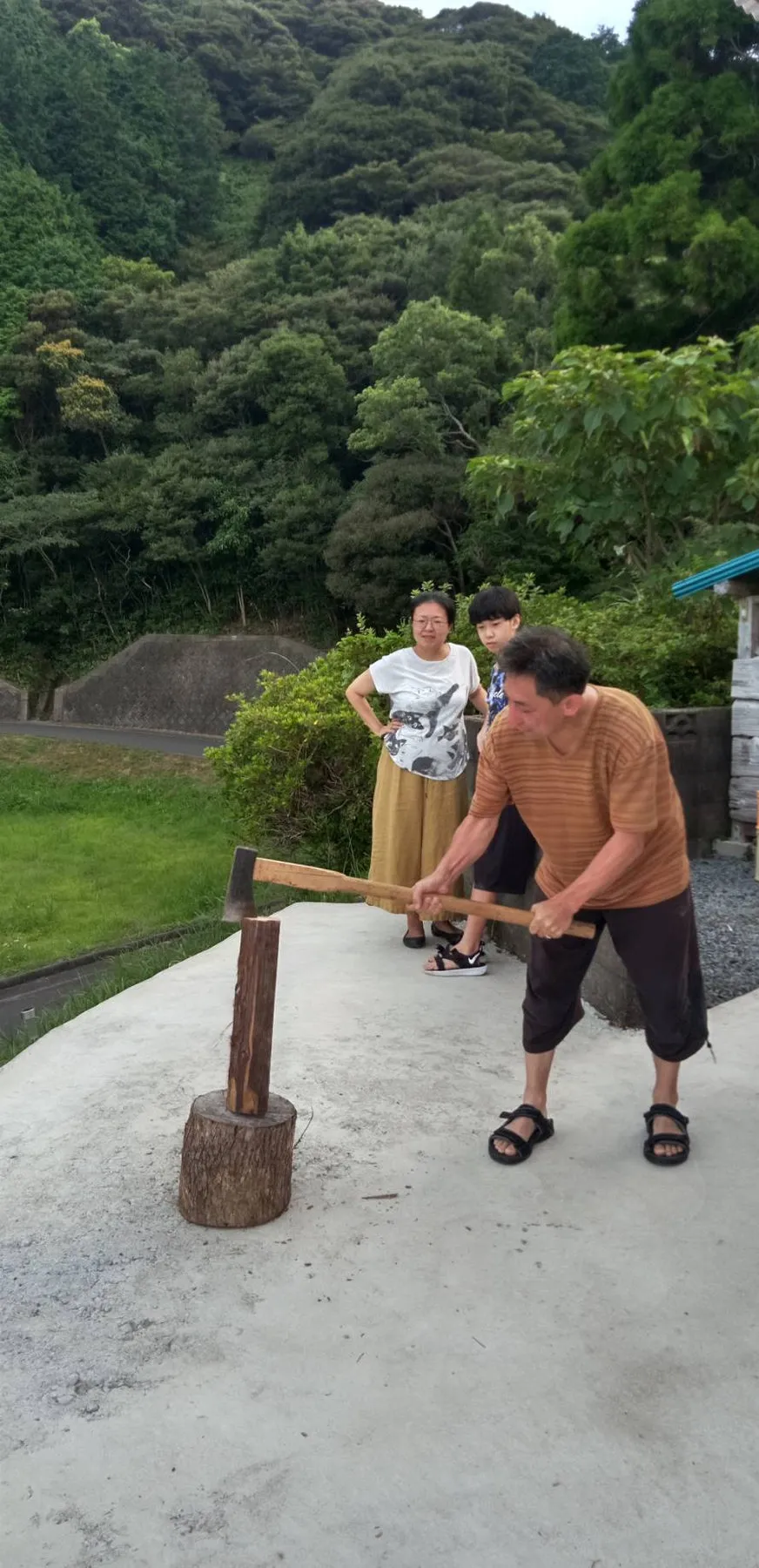 斧で薪を割る様子